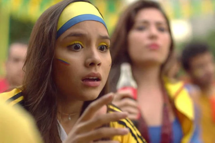 Colombiana torce no jogo contra o Brasil em anúncio da Coca-Cola (Reprodução/YouTube/Coca-Cola)