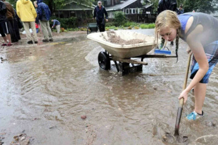 Moradores retiram lama de área inundada no Colorado, Estados Unidos (REUTERS/Mark Leffingwell)