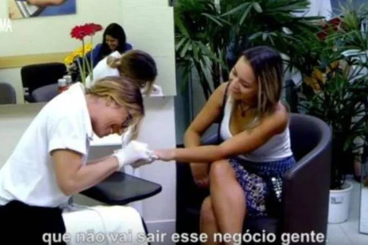
	Giovanna Antonelli se apresentava como a substituta de uma das manicures que n&atilde;o poderia atender as clientes
 (Reprodução/YouTube)