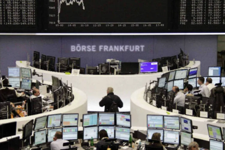 
	Bolsa de Frankfurt: &agrave;s 8h32 (hor&aacute;rio de Bras&iacute;lia), o &iacute;ndice FTSEurofirst 300 , que re&uacute;ne as principais a&ccedil;&otilde;es europeias, ca&iacute;a 0,50 por cento, a 1.368 pontos
 (REUTERS/Remote/Marte Kiessling)