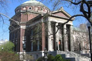 Seguindo exemplo de Harvard, universidades americanas reagem ao cerco de Trump à educação