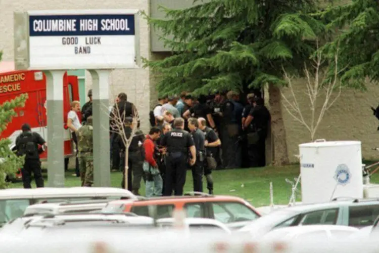 Polícia protege a entrada da escola de Columbine, que foi cenário de massacre em abril de 1999 (AFP / Mark Leffingwell/AFP)