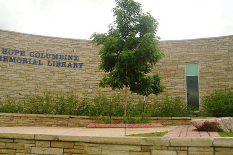 
	Memorial Columbine: ele pretendia atacar a universidade no pr&oacute;ximo 20 de abril, data do 14&ordm; anivers&aacute;rio do massacre na escola Columbine
 (BigMac/WikimediaCommons)