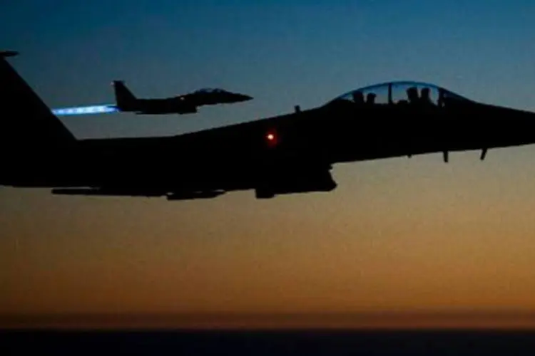 
	Foto do Comando Central da For&ccedil;a A&eacute;rea dos Estados Unidos mostra ca&ccedil;as F-15E durante opera&ccedil;&atilde;o no Iraque
 (Senior Airman Matthew Bruch/AFP)