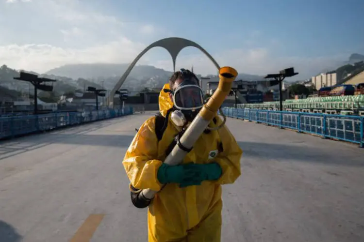 
	Zika: o tradicional m&eacute;todo de pulverizar inseticida n&atilde;o teve impacto significativo sobre a dengue, o que significa que sua efic&aacute;cia contra o zika tamb&eacute;m &eacute; questionada
 (Christophe Simon / AFP)