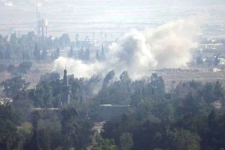 Cidade síria de Quneitra atingida por bombardeios, em foto tirada a partir das Colinas de Golã (Jalaa Marey/AFP)