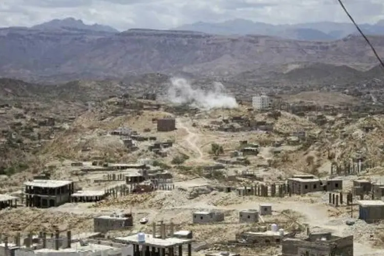 
	Combates no I&ecirc;men: a coaliz&atilde;o realiza uma opera&ccedil;&atilde;o terrestre nesta prov&iacute;ncia, que fica ao leste de Sanaa, com o objetivo de retomar a capital dos rebeldes, que a controlam h&aacute; um ano
 (Taha Saleh/AFP)