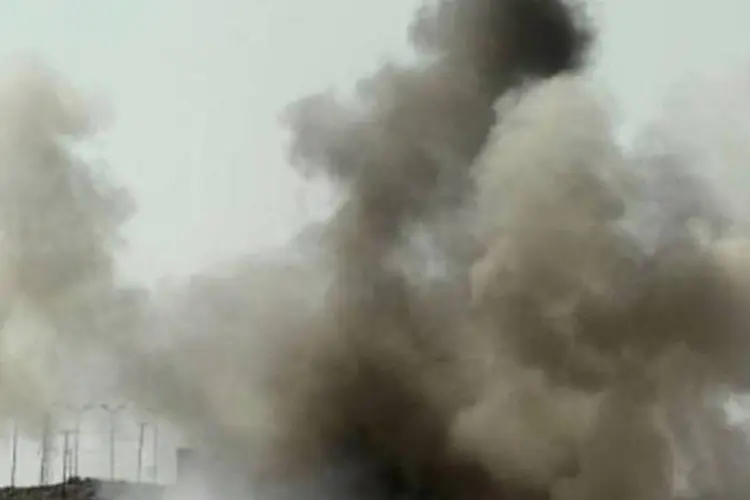 Colunas de fumaça podiam ser vistas nas imediações de Sirte, onde intensos combates eram travados (Francisco Leong/AFP)