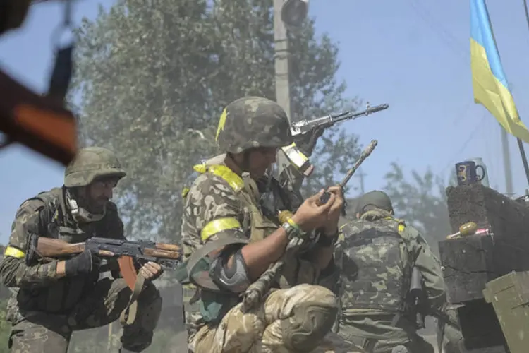 
	Soldado ucraniano durante combate com for&ccedil;as separatistas pr&oacute;-R&uacute;ssia no leste da Ucr&acirc;nia
 (Maks Levin/Reuters)