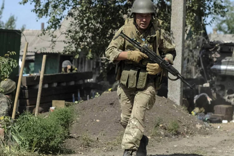 
	Soldado ucraniano durante combate com for&ccedil;as separatistas pr&oacute;-R&uacute;ssia no leste da Ucr&acirc;nia
 (Maks Levin/Reuters)