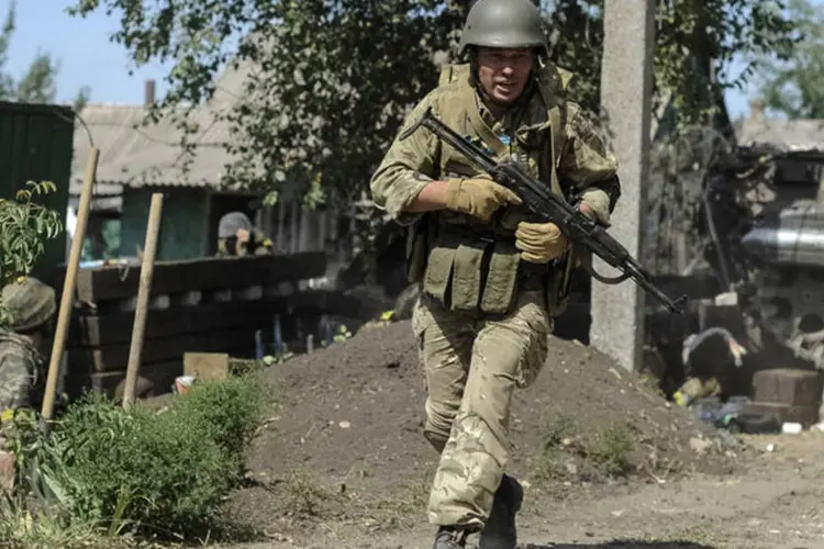 
	Soldado ucraniano durante combate com for&ccedil;as separatistas pr&oacute;-R&uacute;ssia no leste
 (Maks Levin/Reuters)
