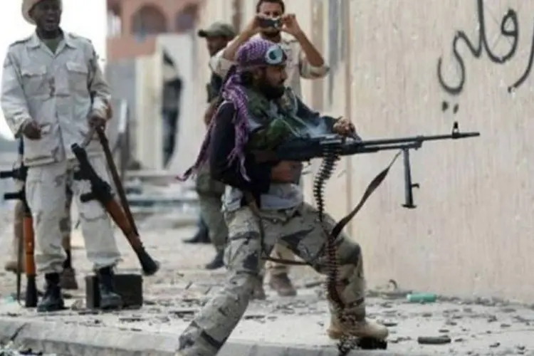 Combatentes do CNT cercam há um mês a cidade de Sirte (Ahmad al-Rubaye/AFP)
