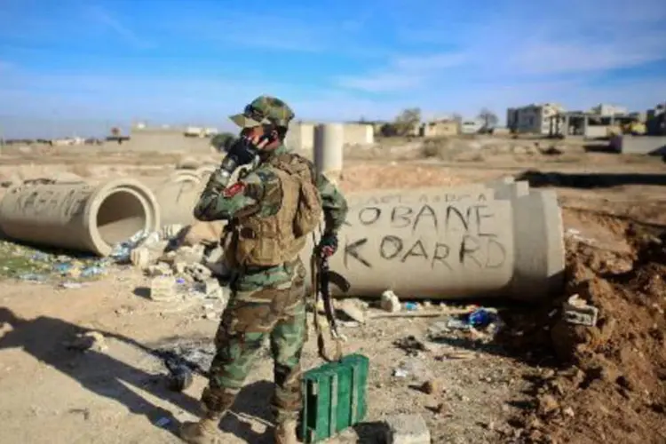 Combatente curdo peshmerga é visto na fronteira de Kobane, Síria (AHMED DEEB/AFP)