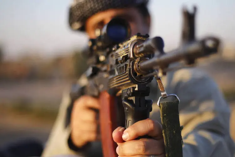 
	Combatente curdo peshmerga na linha de frente em Gwar, no norte do Iraque
 (Ahmed Jadallah/Reuters)