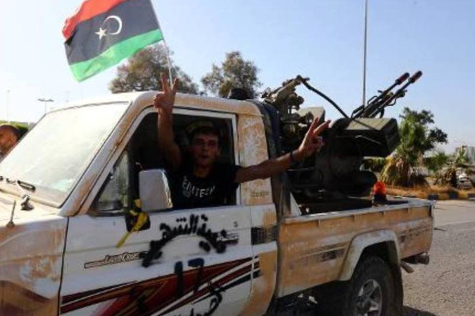 Militantes protegem embaixada dos EUA na Líbia