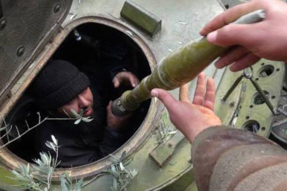 Al Qaeda avança em torno de cidade síria, afirma ONG