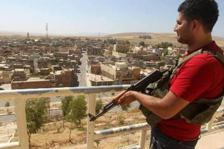 Combatente iraquiano da minoria dos yazidis monta guarda em 10 de agosto de 2014 perto de Dohuk (Ahmad al-Rubaye/AFP/AFP)