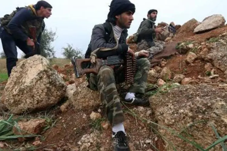 Combatentes da Frente Al-Nosra, aliada síria da Al-Qaeda, posicionados perto da cidade de Aleppo (Fadi al-Halabi/AFP)