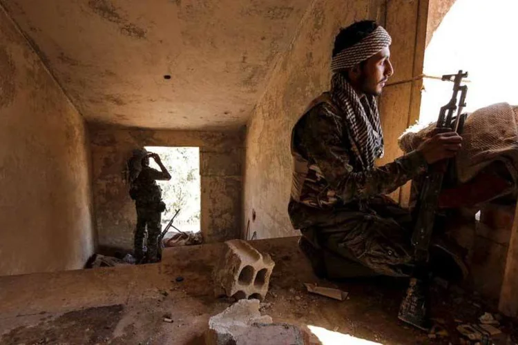 
	Combatentes curdos em defesa contra o Estado Isl&acirc;mico: o ataque do EI com estas granadas deixou 60 peshmergas feridos
 (REUTERS/Rodi Said)
