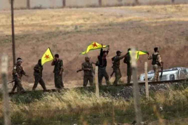 
	Combatentes curdos na fronteira entre S&iacute;ria e Turquia: &quot;o terrorismo sob todas as suas formas n&atilde;o pode de jeito nenhum ser tolerado ou justificado&quot;, explicou o secret&aacute;rio-geral da Otan
 (Bulent Kilic/AFP)