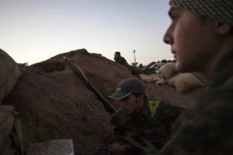 Combatentes curdos em um posto de controle perto da cidade síria de Ras al-Ain, que foi cenário de grandes combates em 2013, antes que as forças curdas conseguissem expulsar os jihadistas da cidade (AFP/ Fabio Bucciarelli)
