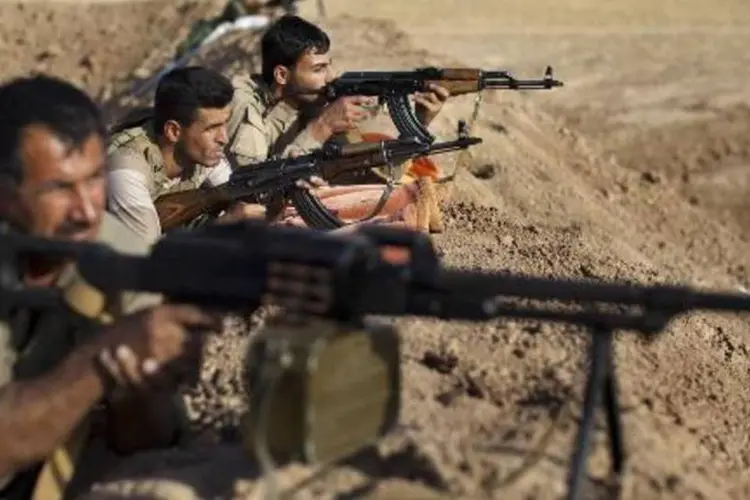 
	Combatentes curdos enfrentam militantes do EI: material foi lan&ccedil;ado por avi&otilde;es C-130
 (JM Lopez/AFP)
