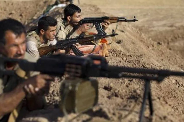 
	Combatentes peshmerga enfrentam militantes do Estado Isl&acirc;mico: o governo considera o PYD &ldquo;irm&atilde;o&rdquo; do Partido dos Trabalhadores do Curdist&atilde;o (PKK), que em 1984 iniciou rebeli&atilde;o armada na Turquia
 (JM Lopez/AFP)