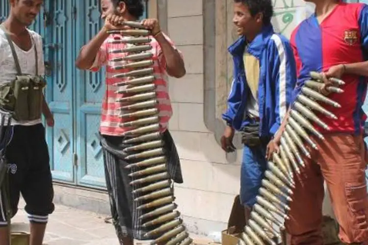 
	Combatentes iemenitas que lutam contra os rebeldes huthis na cidade de &Aacute;den
 (Saleh al-Obeidi/AFP)