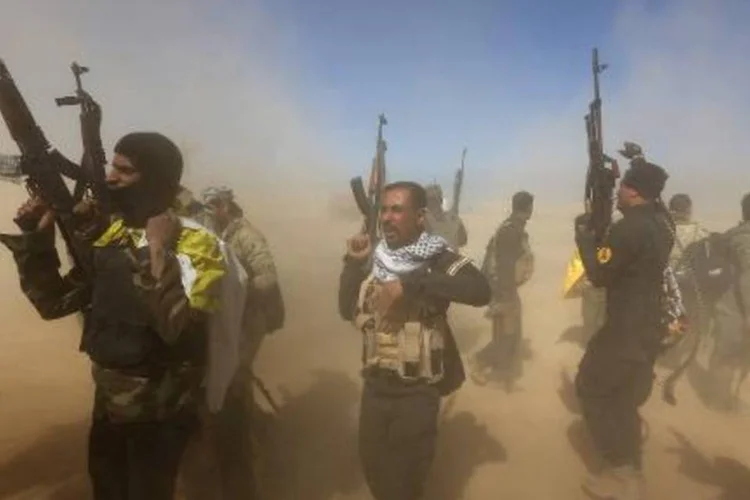 Combatentes das Unidades de Mobilização Popular, controladas pelo governo, participam de uma operação militar para tomar o controle de Tikrit (Ahmad al-Rubaye/AFP)
