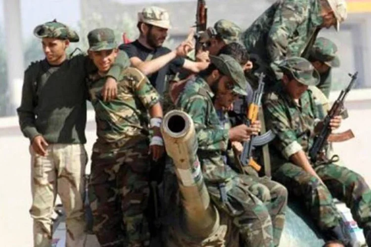 Exército rebelde da Líbia na cidade de Bani Walid (Karim Sahib/AFP)