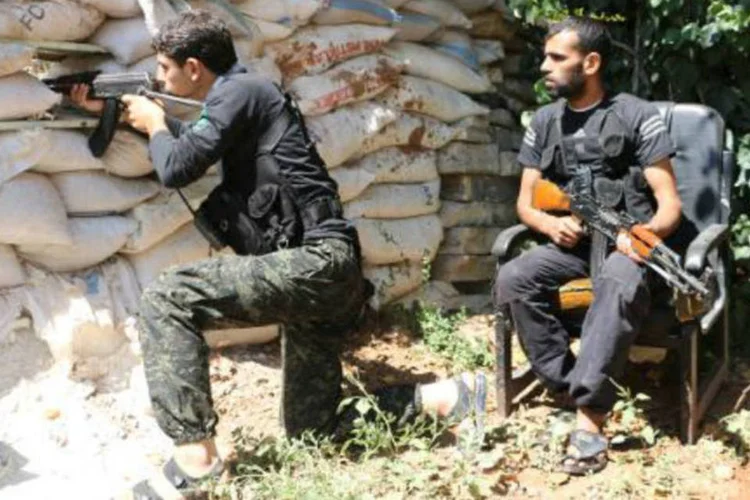 Combatentes da  Nureddine al-Zinki, facção de oposição moderada afiliada à Irmandade Muçulmana na Síria (Baraa al-Halab/AFP)