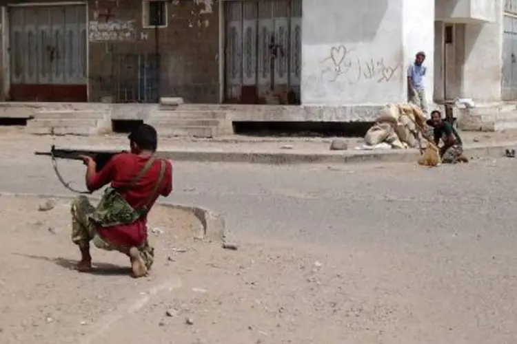 
	Combatentes no I&ecirc;men em conflito contra rebeldes
 (Saleh al-Obeidi/AFP)