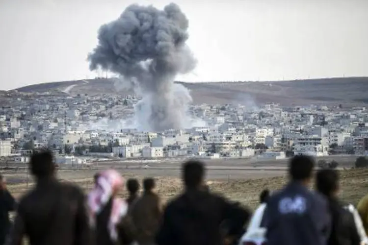 
	Curdos observam na cidade turca de Mursitpinar a fuma&ccedil;a provocada pelos combates na cidade s&iacute;ria de Kobani em 22 de outubro
 (AFP)