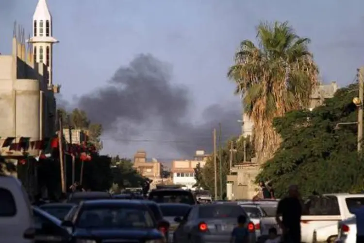 Combates entre forças de segurança e grupos armados em Benghazi (Abdullah Doma/AFP)