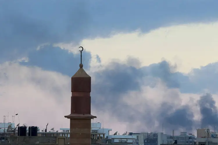 
	Fuma&ccedil;a &eacute; vista ap&oacute;s violentos combates pr&oacute;ximos do porto no leste de Benghazi, na L&iacute;bia
 (Esam Omran Al-Fetori/Reuters)