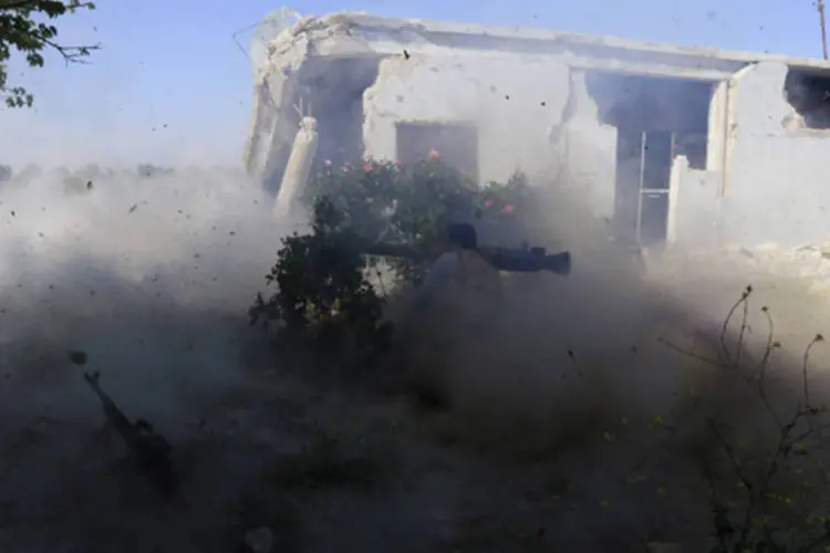 Combatente rebelde lança um foguete contra forças leais ao presidente Bashar al-Assad, no interior de Idlib, na Síria (Khalil Ashawi/Reuters)
