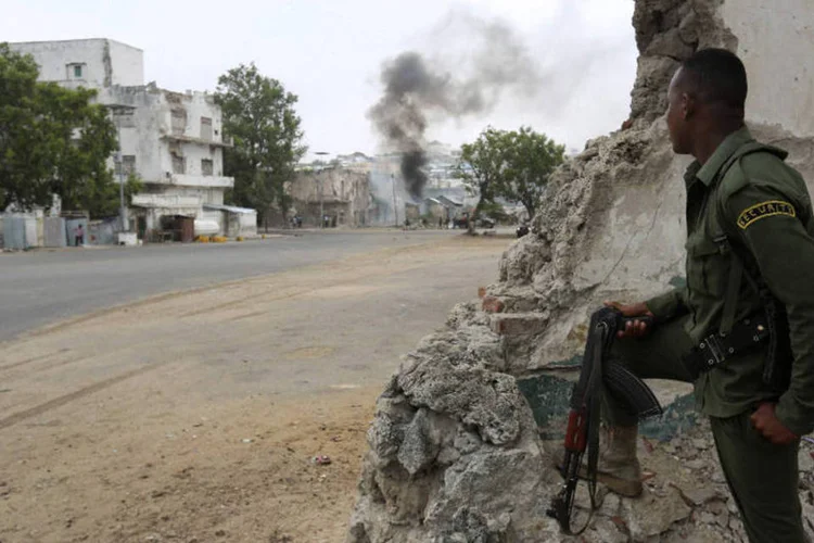 
	Soldado da Som&aacute;lia: desde 2011, os shebab foram expulsos de Mogad&iacute;scio e da maior parte parte de seus redutos do sul e centro da Som&aacute;lia
 (Feisal Omar/Reuters)
