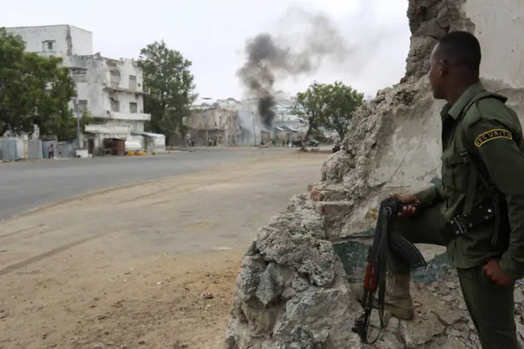 Soldado da Somália durante combate contra rebeldes islamistas em uma instalação da inteligência (Feisal Omar/Reuters)