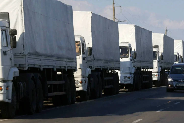 
	Caminh&otilde;es de comboio humanit&aacute;rio russo para a Ucr&acirc;nia estacionados perto de Donetsk
 (Alexander Demianchuk/Reuters)