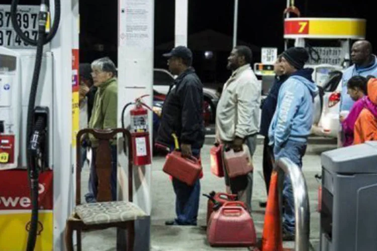 Fila em posto de combustível em Edison, Nova Jersey
 (Brendan Smialowski/AFP)