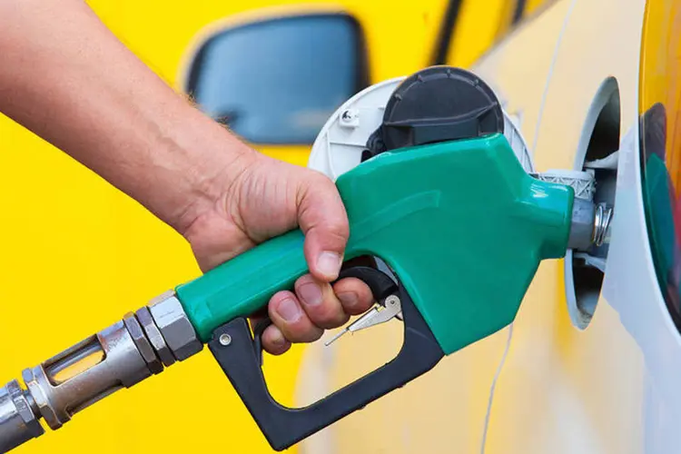 Bomba de gasolina: será possível abastecer 30 litros de gasolina mais barata por veículo (Grafoto/Thinkstock)