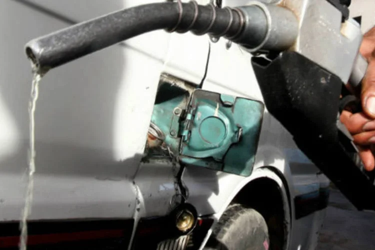 
	Bomba de combust&iacute;vel: no acumulado de janeiro a setembro, as vendas de gasolina no pa&iacute;s recuaram 7,8% ante o mesmo per&iacute;odo de 2014
 (REUTERS/Mohamed Abd El Ghany)