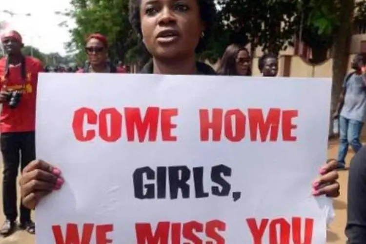 
	Mulher carrega placa que diz &quot;venham para casa, meninas. N&oacute;s sentimos falta de voc&ecirc;s&quot;: de acordo com grupo extremista,&nbsp;estudantes foram sequestradas para serem vendidas como escravas
 (AFP)