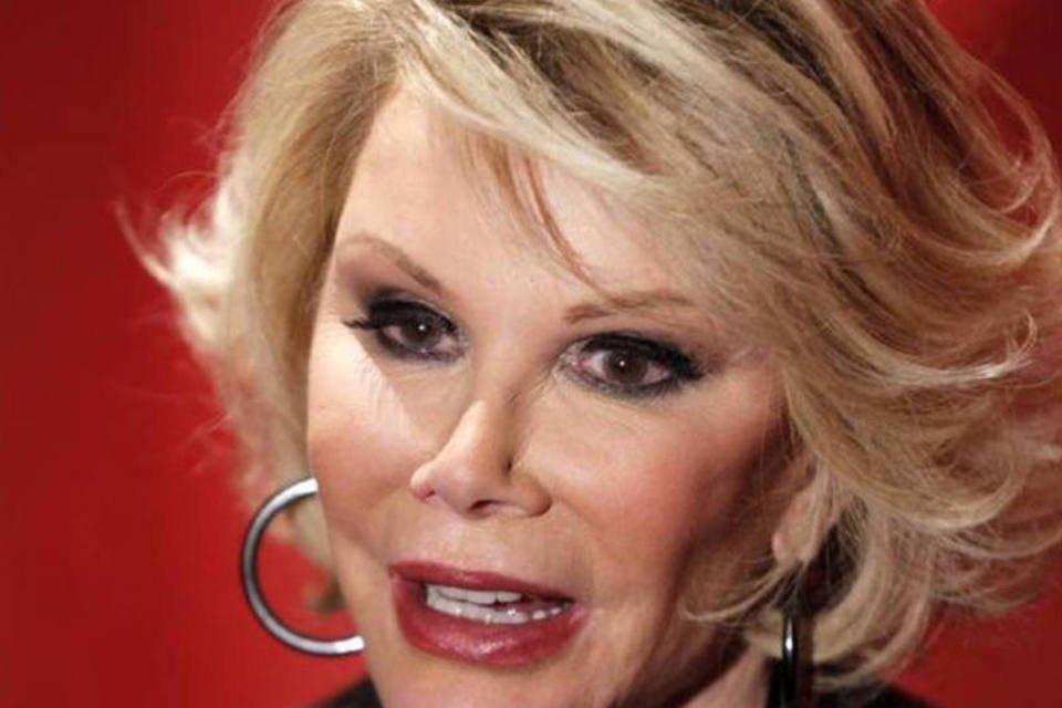 Estado de saúde de Joan Rivers permanece grave, diz filha