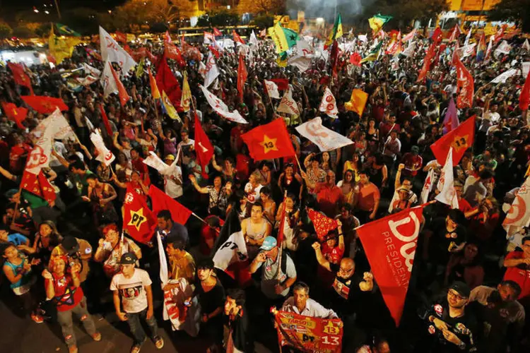 Apoiadores de Dilma Rousseff comemoram vitória após a divulgação dos primeiros resultados, em Porto Alegre (Paulo Whitaker/Reuters)
