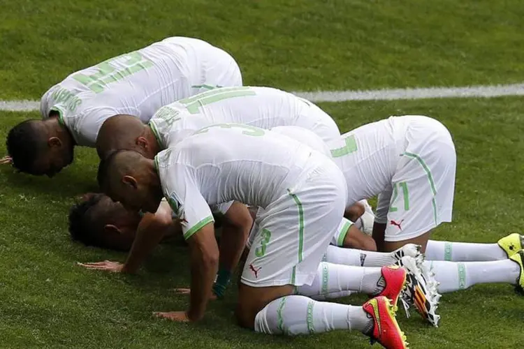 Jogadores da Argélia comemoram gol durante partida contra a Bélgica pela Copa (Leonhard Foeger/Reuters)