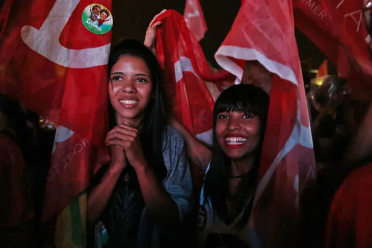 
	Apoiadores de Dilma Rousseff (PT) comemoram o resultado da apura&ccedil;&atilde;o do segundo turno das elei&ccedil;&otilde;es de 2014
 (Pilar Olivares/Reuters)