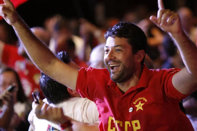 
	Apoiador de Dilma Rousseff (PT) comemora os primeiros resultados da apura&ccedil;&atilde;o do segundo turno das elei&ccedil;&otilde;es de 2014
 (Ueslei Marcelino/Reuters)