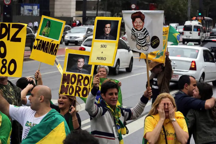 
	Comemora&ccedil;&atilde;o: manifestantes contra a ex-presidenta Dilma Roussef e contra o PT celebram na Avenida Paulista em frente ao pr&eacute;dio da Fiesp
 (REUTERS/Paulo Whitaker)