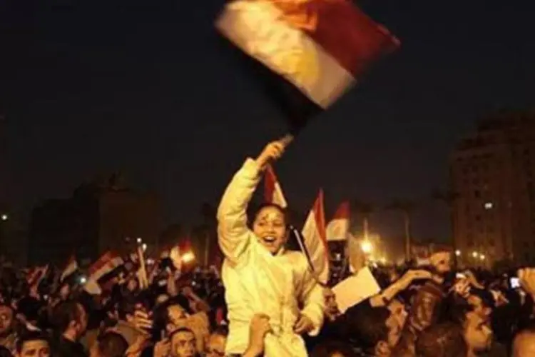 Manifestantes comemoram na Praça Tahir, no Cairo, a renúncia de Mubarak (Dylan Martinez/Reuters)